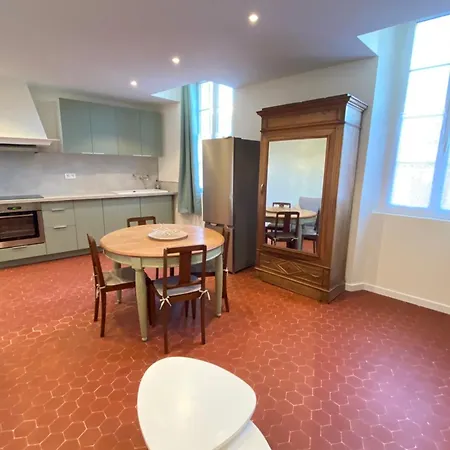 06cf Beautiful Renovated In Old Apartament