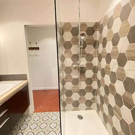 06cf Beautiful Renovated In Old Apartment *