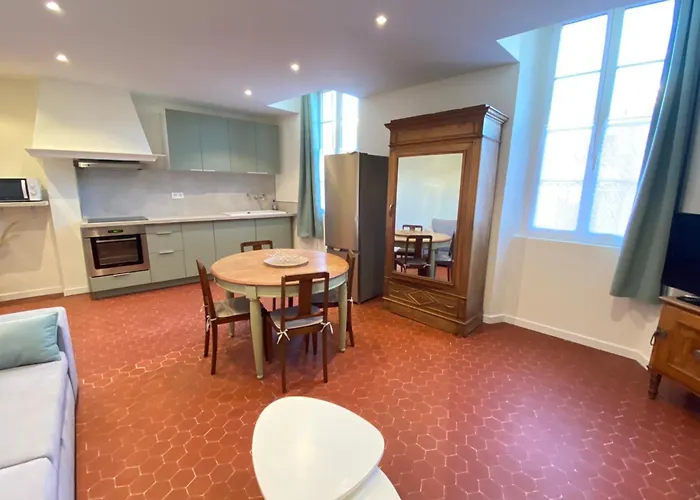 06cf Beautiful Renovated In Old Apartament