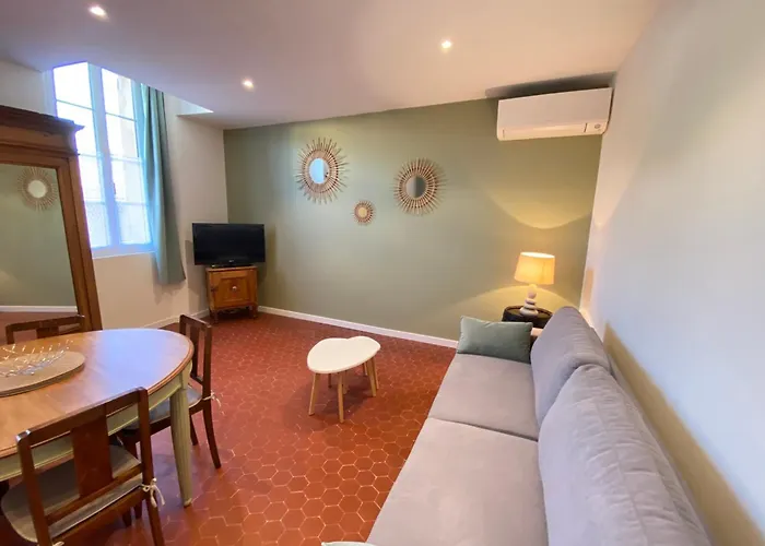 06cf Beautiful Renovated In Old Apartament Antibes