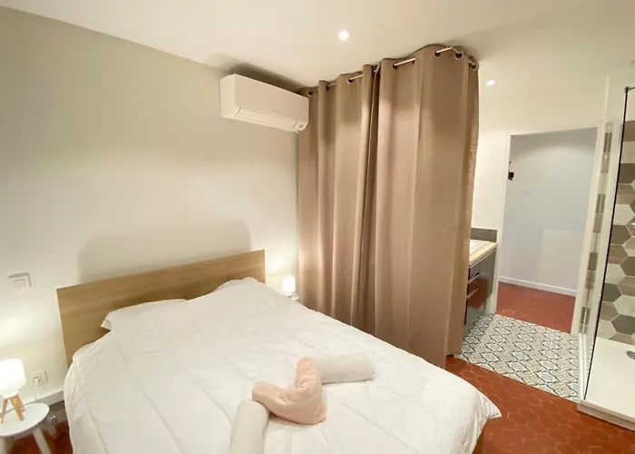 06cf Beautiful Renovated In Old Apartament Antibes