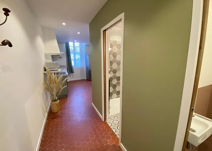 06cf Beautiful Renovated In Old Apartament