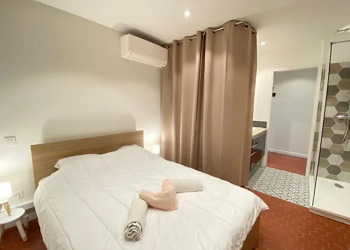 06cf Beautiful Renovated In Old Apartament *