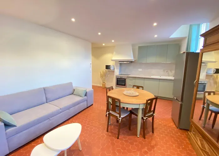 06cf Beautiful Renovated In Old Apartament Antibes